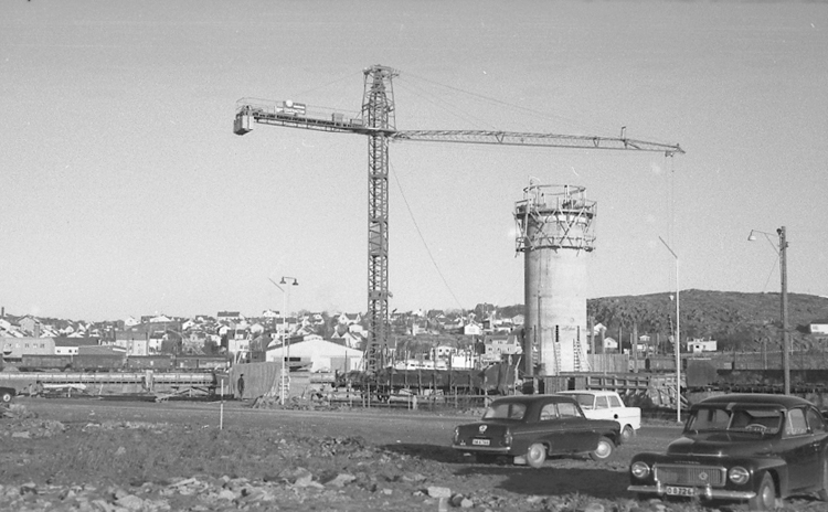 Text till bilden: "Lysekil. Grötö. Fyren under byggnad. 1964.10"