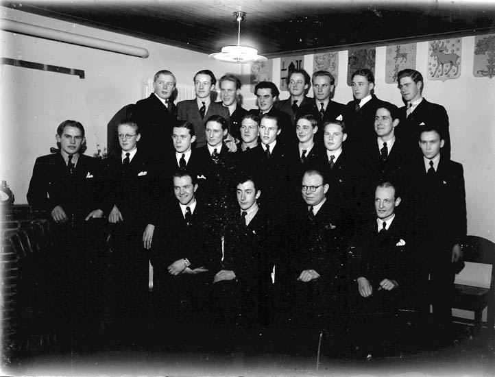 Text till bilden:"Gruppbild av tjugotvå herrar".