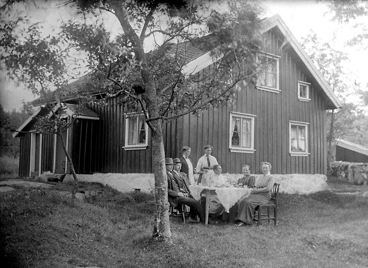 Vid kaffebordet  22 augusti 1915, Vattenberget, Stenshult, Uddevalla.