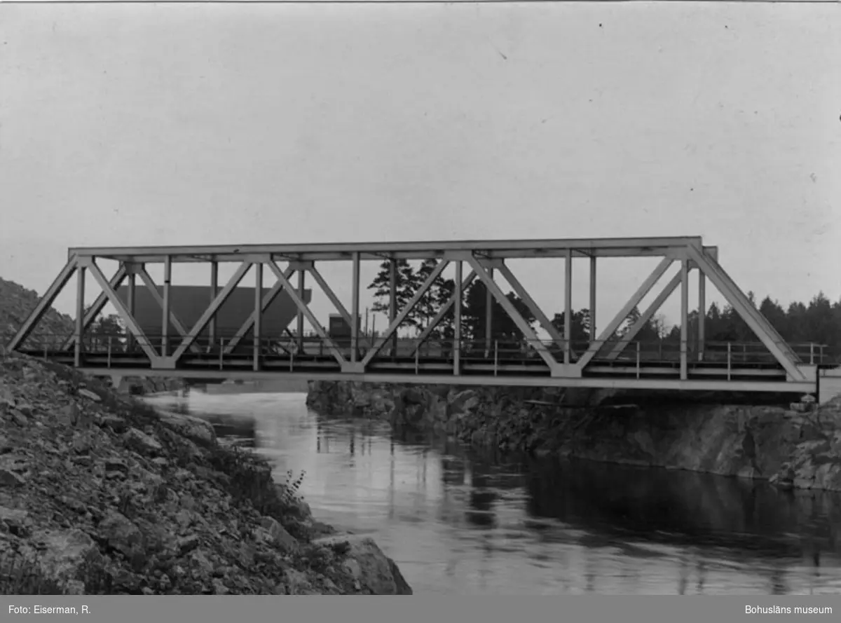 "Järnvägsbron vid Vargön. Västergötland. U.W.H.J" enligt text på kortet