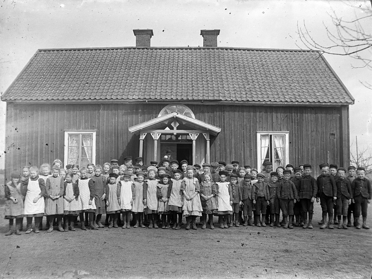 Uppland, Breds socken, småskolan. "Skolorna i Bred". Fotot taget den 29 april 1909 klockan 10.