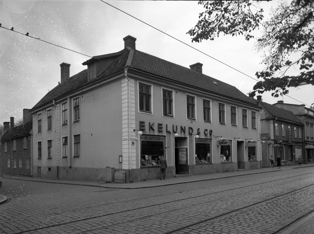 Bild på butiker på Östra Storgatan i Jönköping tagen den 10 oktober 1958.