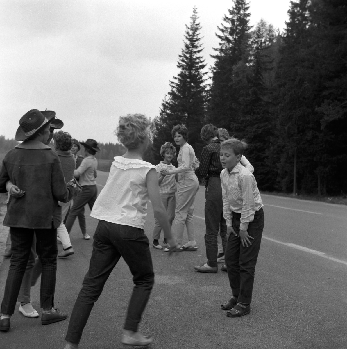 År 1961 på våren är klass 6 från Österängsskolan i Jönköping på skolresa i Småland tillsammans med sin lärare Göte Ohlsson. Här på väg till Lindhammars glasbruk. Efter att ha suttit stilla i bussen behöver man röra på sig, så det blir en liten danspaus på en rastplats.
På Österängsskolan var det tradition att man i 4:an åkte till Vadstena och Omberg, i 5:an till Västergötland (Falbygden, Skara, Varnhem) och i 6:an en resa till glasbruk i Småland.