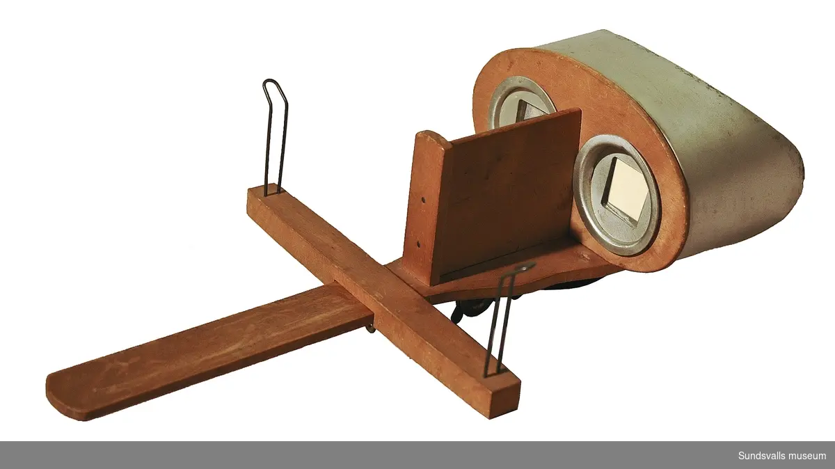 Stereoskop med ögonskydd i metall. 'NGP' är stämplat på undersidan, förmodad tillverkare.