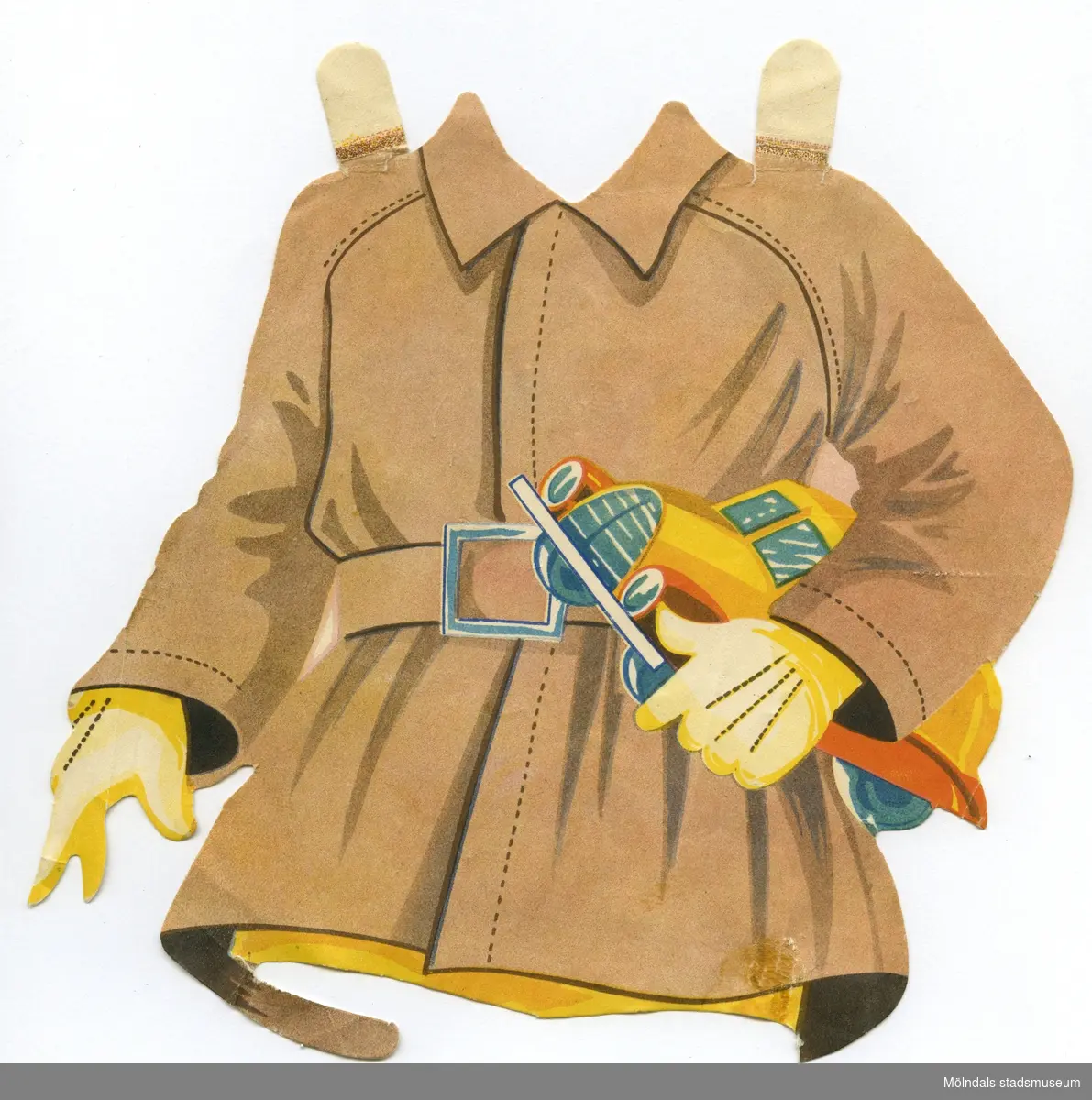 Plagg till större pappersdocka, från 1950-talet. Kläderna är märkta "Pelle" på baksidan - dockans namn. Själva dockan saknas dock. Garderoben består av pojkkläder; kortbyxor med skjorta för lek och skola, samt en brun rock. 