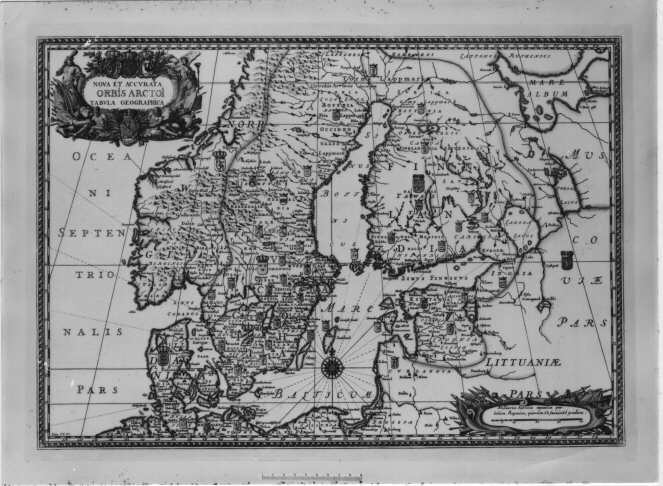Karta över Sverige/Finland (ej de nordligaste
delarna).Reproduktion efter Erik Dahlbergs Suecia Antiqua et Hodierna
frånomkring 1690. Ländernas riksvapen samt de
svensk-finskalandskapsvapnen är återgivna. Uppe i vänstra hörnet
finns en kartuschmed texten se MRK.