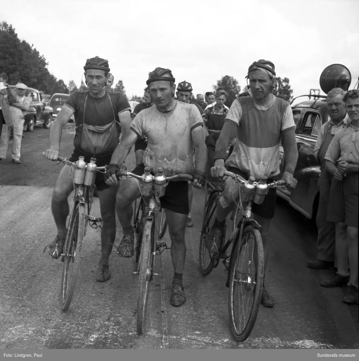 Sverigeloppet genom Sundsvall, en nationell cykeltävling mellan Ystad och Haparanda som gick ett tiotal gånger mellan åren 1951 till 1965. På bild nr 1 ses cyklisterna passera Storbron efter Baldersvägen. 
Juli 1954.