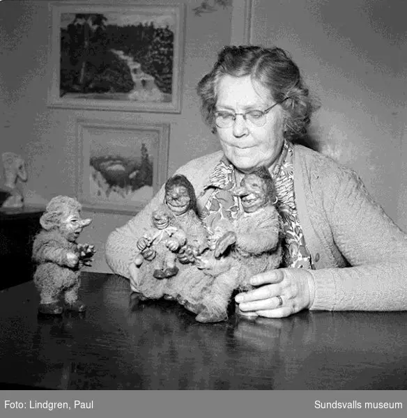 Frida Wass med sina egenhändigt tillverkade troll. Artikelrubrik: "Troll vid Klissbergsvägen".