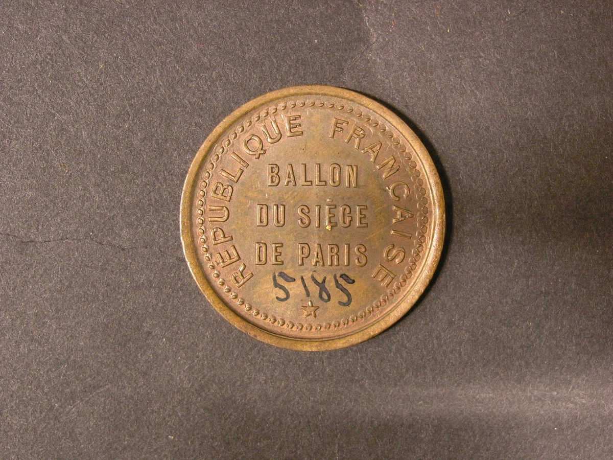 Medalj, präglad till minne av ballong- och brevpost samt av
Paris försvar under belägringen 1870-1871.