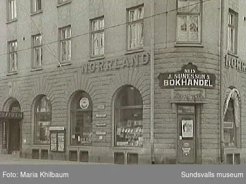 Sunessons Bokhandel. Handelsbankens fastighet i hörnet Storgatan - Vängåvan