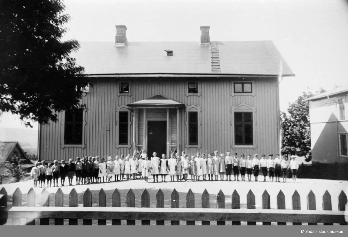 Ormås småskola. Skolbarn framför skolbyggnaden på skolgården.