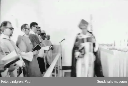 Invigning av Nacksta kyrka den 7 december 1969. Det var ca 30 grader kallt och alla gäster hade inte kunnat komma.
