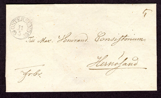 Omslag till förfilatelistiskt brev skickat från Östersund den 11 maj 1832 till Consistoriet i Härnösand. 

Etikett/posttjänst: Fribrev

Stämpeltyp: Normalstämpel 6  typ 1