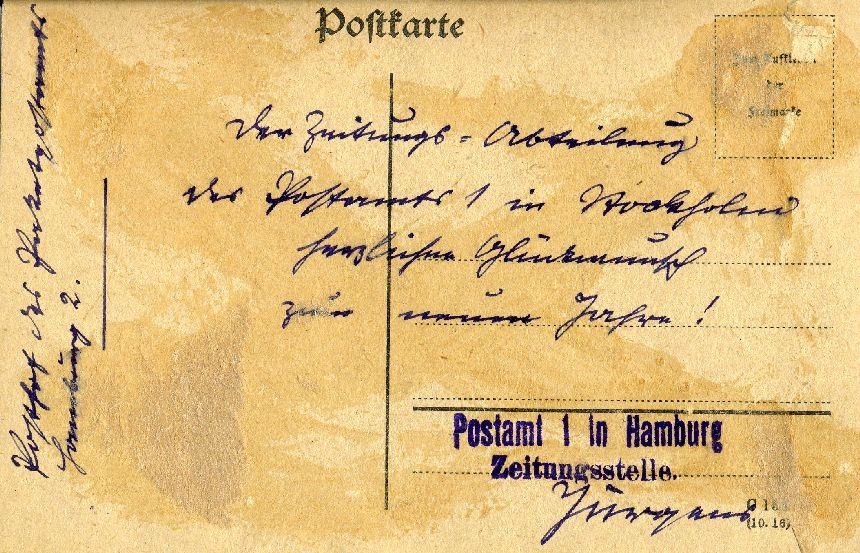 Vykort med motiv från Hamburg och Postamt 1. Mängder av hästdragna postvagnar och paket, samt uniformsklädda postiljoner försedda med posthorn. Vagnarna är försedda med en skylt med texten: Annahme von Packelen (Paketinlämning). 