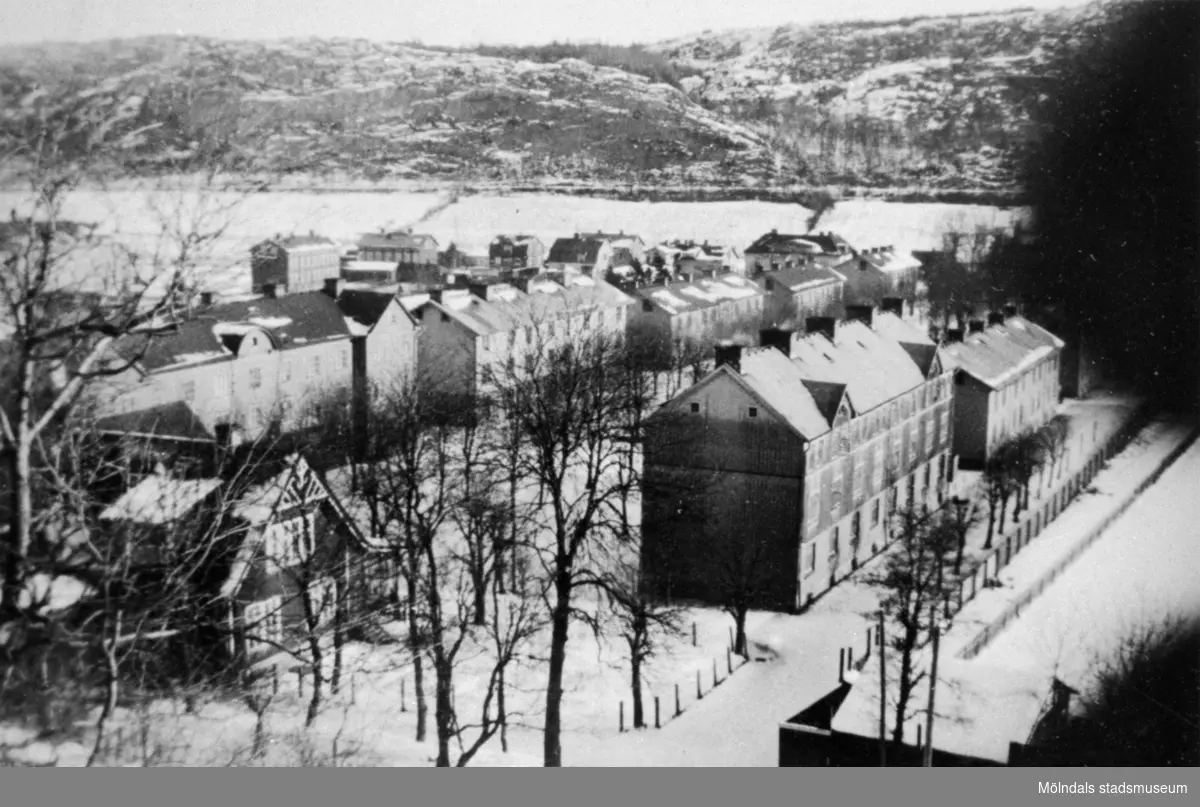 Vy mot "Byggena" och Rallarberget, sett från backen som går upp till Krokslättsskolan, okänt årtal. Detta var arbetarbostäderna norr om Krokslätts fabriker. Det fanns tio byggen, uppförda från 1880-talet fram till 1910, och de låg mellan nuvarande Dalhemsgatan (Marielundsgatan tillkom senare) och Vävaregatan (idag: Gustavsbergsgatan). Från Göteborgsvägen räknat, utefter Dalhemsgatan låg: Lugnet, Fredås, Marielund, Oskarsborg "Kupan" och Karlsberg. Från Göteborgsvägen räknat, utefter Vävaregastan (Gustavsbergsgatan) låg: Fridhem "Långbygget", Täppan, Dalhem, Anneberg och Solhem. 
// Text från: Mölndals gatunamn av Lars Gahrn.
 
"Byggena" revs och i början av 1970-talet byggdes Fredåsområdet (Marielundsgatan, Fredåsgatan och Gustavsbergsgatan) på platsen. Gräsmattorna med trädallén i mitten behölls. 19 maj 1969 bytte Vävaregatan namn till Gustavsbergsgatan (gatan längst till höger i bild). I nedre, vänstra hörnet ses Krokslätts gamla Folkets Hus som låg på Vävaregatan (idag: Gustavsbergsgatan 8). Huset revs och där byggdes en tvättstuga* istället. Längst ner till höger ses gamla Krokslättsvallens fotbollsplan med dess omklädningsrum. 

*Enligt uppgift från Ninnie Martin byggdes tvättstugan 1945 (efter kriget). Den gamla som kallades "Brygghuset", låg bakom Gustavsberg nr 1 (idag: Berghemsgatan) och där fick man elda under den stora grytan och skölja för hand. 
"Jag kommer ihåg när mamma tvättade där. Det blev inte så ofta, mest om sommaren då tvätten fick hängas ute. Annars fick man hänga tvätten på vindarna som fanns högst upp i varje hus."