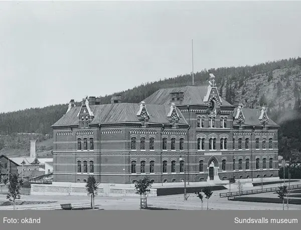 Sundsvalls Flickskola i kvarteret Trädgårdsmästaren. Numera heter kvarteret Hedbergska skolan.