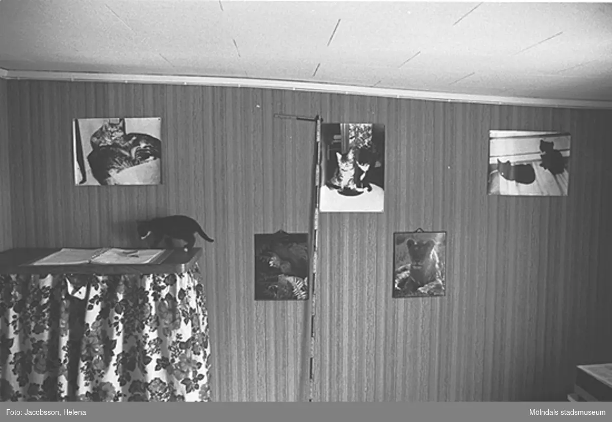 Möblerad interiörbild i bostadshus på Roten M 28 i Mölndals Kvarnby, 1972.