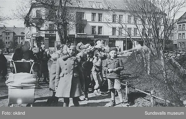 "Borna får sjokolade av "Svenskehjelpen" Lademoen." (Bildtext i fotoalbum. Ägare Emil Tessem, Steinkjer.)Trondheim i maj 1945.