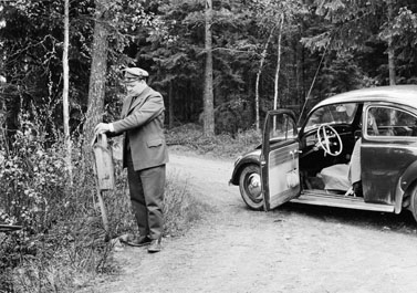 En postlåda i Bosakulla får post. Bilkåkande lantbrevbäraren Cyril Falk på linjen Lönsboda-Hunshult-Björkhult-Lönsboda.