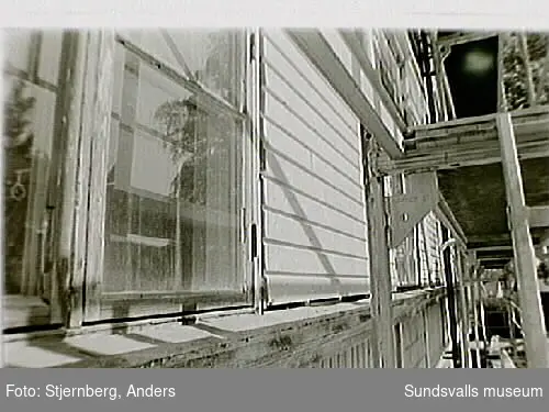 Bild 27 Fönster nischar i källarvåning som kompl. med nya bågar.Bild 29 Fönster som satts igen (i mitten). Bild 30 Detalj av fotbräder i tryckimp. virke.