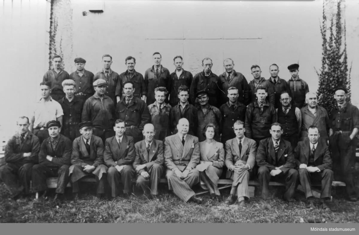 A.B. Pumpindustri arbetare uppställda för foto, 1950-talet. Helmer Garthman står 
i mitten av bilden.