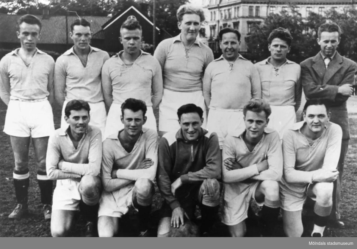 API fotbollslag uppställda vid Hedens fotbollsplan, 1960-talet. Med på bild: Rune Åkersson och Mossberg.
Spelarna är anställda på A.B. Pumpindustri.