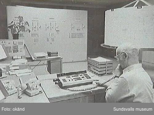Elverkets kontrollrum, 1978. Maskinist Helge Grahn samtalar i kommunikationsradion. Ur fotoalbum från Sundsvalls Energi.