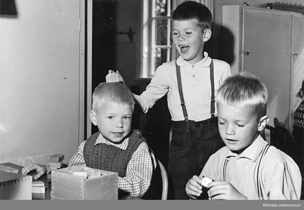 Tre pojkar som leker med byggklossar. Holtermanska daghemmet 1953.