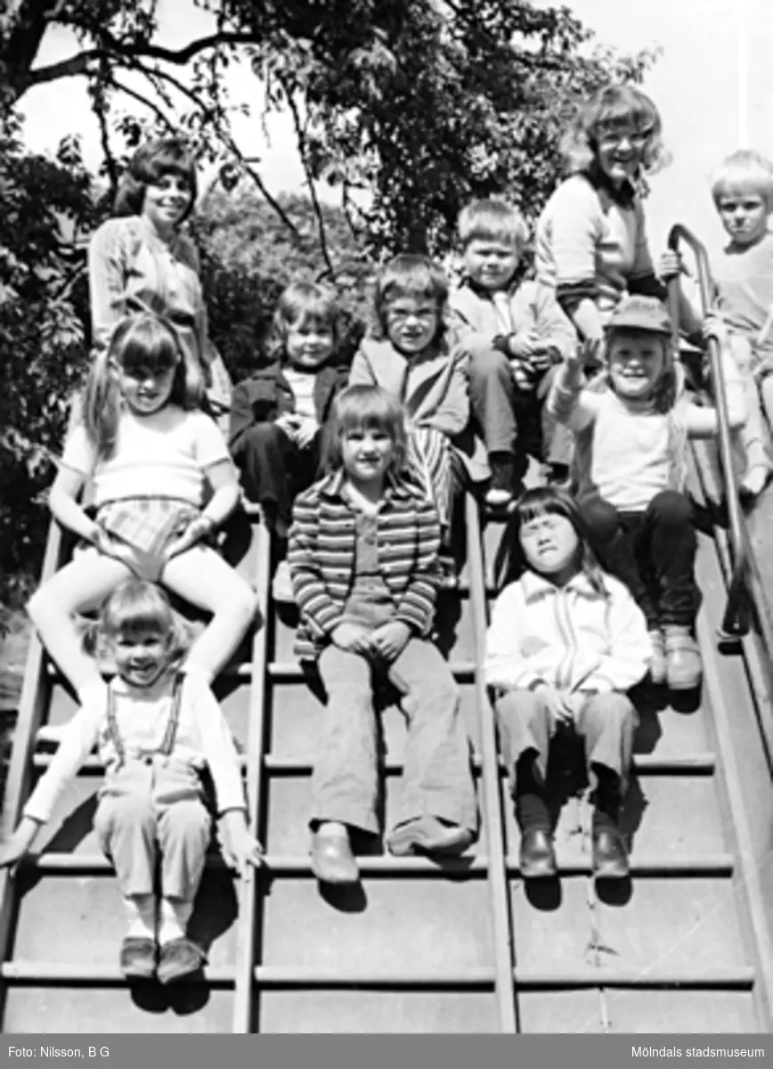 En grupp barn och två fröknar på en klätterställning. Holtermanska daghemmet juni 1973.
