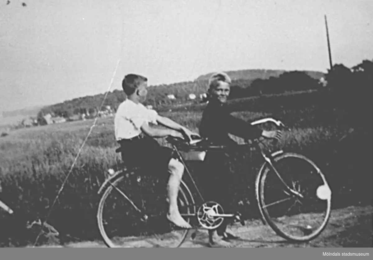 Två pojkar med en cykel, 1920-tal i Kållered.