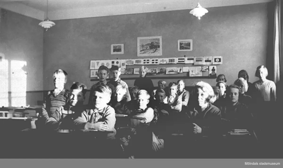 Troligen sjätte året, ht 1938. Barnen är fotograferade i klassrummet i den nya skolbyggnaden.
Fotot märkt 5b på baksidan.