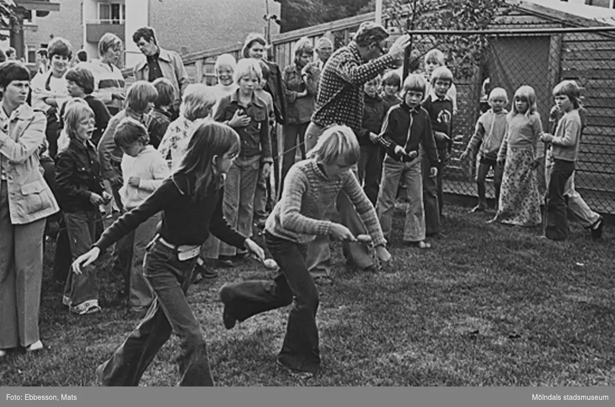 Barn som tävlar i att balansera potatis på sked, där först i mål vann, 1974 eller 1975.