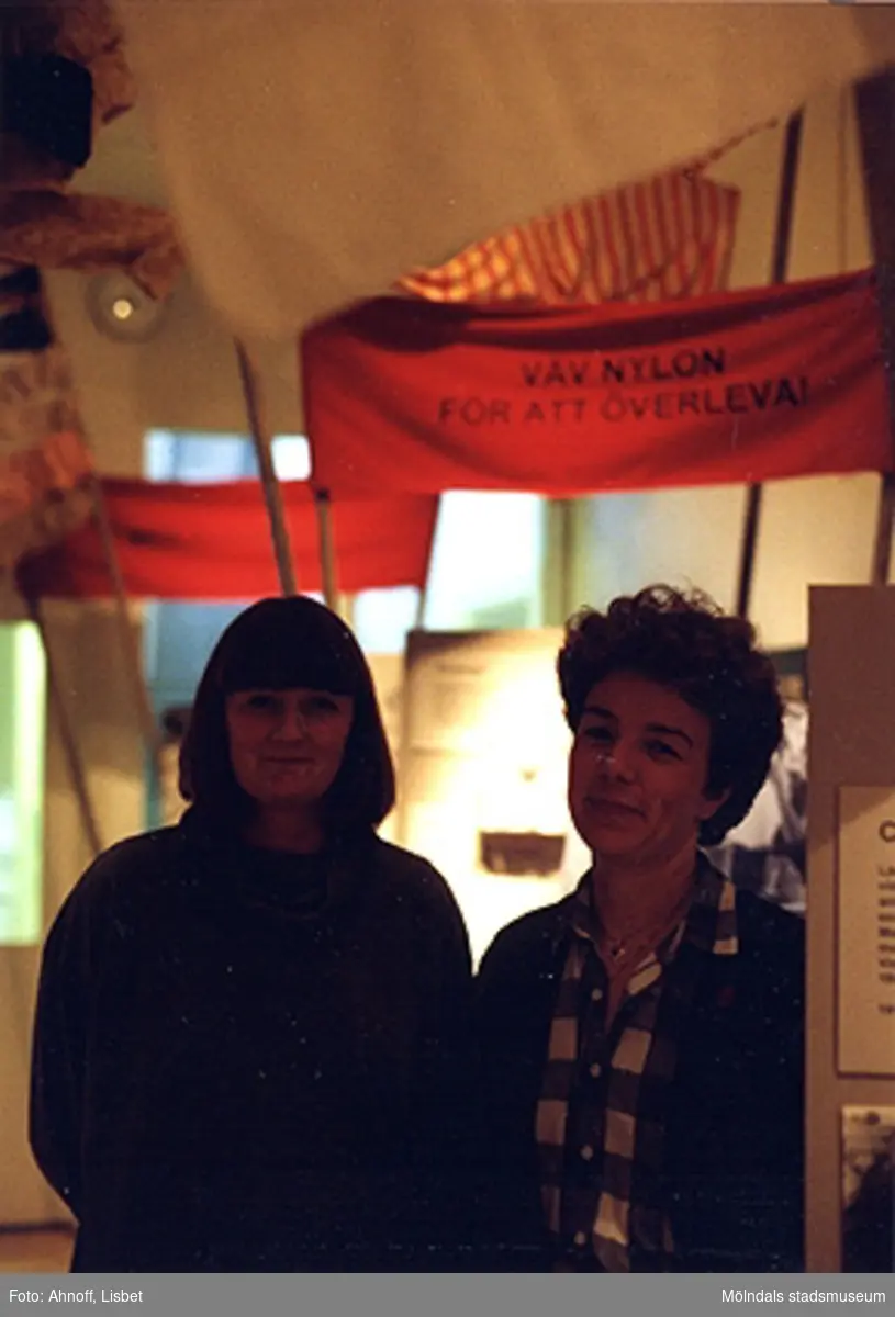 Mari-Louise Olsson och Ulla Hasselqvist under utställningen "Textilien", 1993.