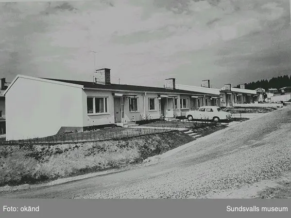 Radhuslänga i kv. Runstenen, Runstensvägen 11 - 29, uppförd under 1950-talets slut.