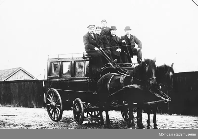 En så kallad hästomnibus i Mölndal 1907. 