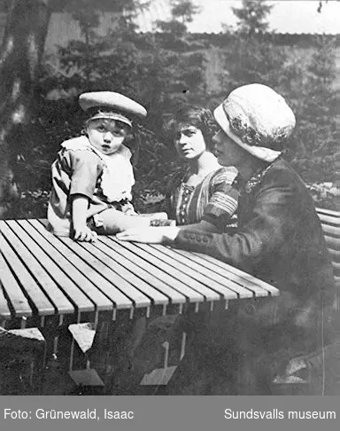 Ivan Grünewald (f. 1911), fastern Dora (Isaacs syster) och modern Sigrid Hjertén, 1912.