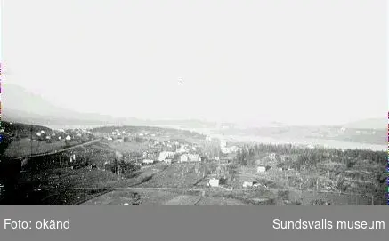 Vy från den provisoriska fackverksmasten vid rundradiostationen i Ljustadalen, 1948. I centrum av fotografiet ses Sköns kyrka, och i fonden Alnösundet och norra Alnö.