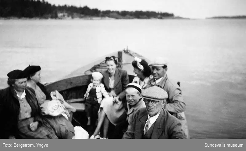 Det hände att Oskar Söderström bjöd vänner och grannar på hemresan i sin fiskebåt. Att åka båt till Ortviken tog längre tid än att åka buss. I båten sitter på höger sida okänd, Benny, Alfred och Gunvor Lindqvist, Gunvors svägerska Anna-Lisa Bergström med dotter Lena (1945-) ifrån Falun. På andra sidan 2 okända damer.
