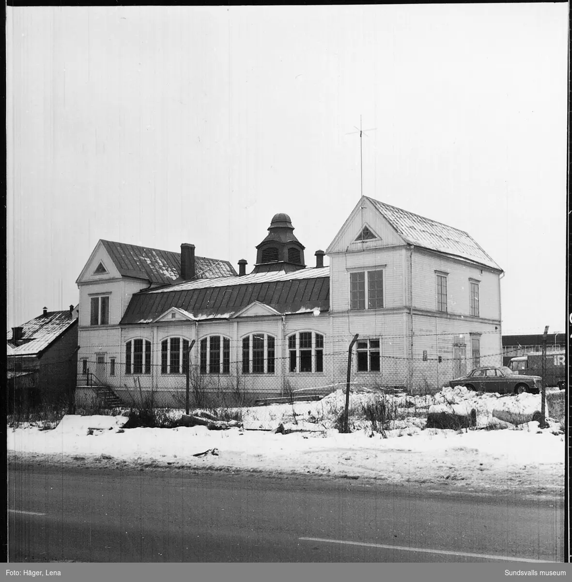 Fotodokumentation av Skönsbergs gamla Folkets hus före rivningen 1986.
Byggnaden användes då som slöjdsal. Dokumentationen gjordes av dåvarande byggnadsantikvarie Lena Häger. I dokumentationen finns även interiörer.