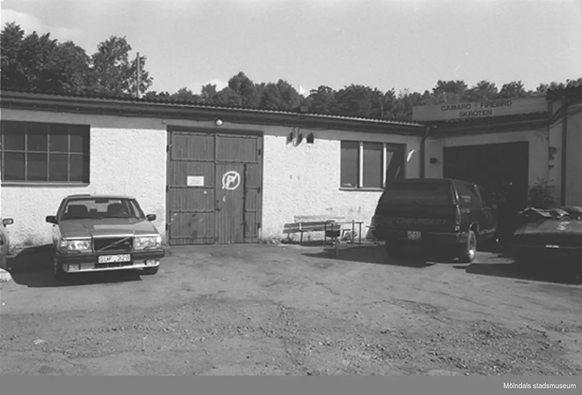 Garageinfart med bilar utanför, hösten 1994. Före detta spinneriet Bettyholm/Carlsfors/Forsåkers fabriker "övre".