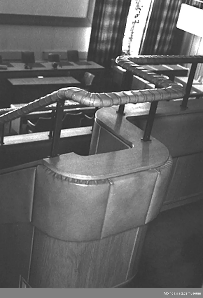 Mölndals stadshus, mars 1988. Närbild av balkongens ledstång i Stadsfullmäktiges sessionssal.