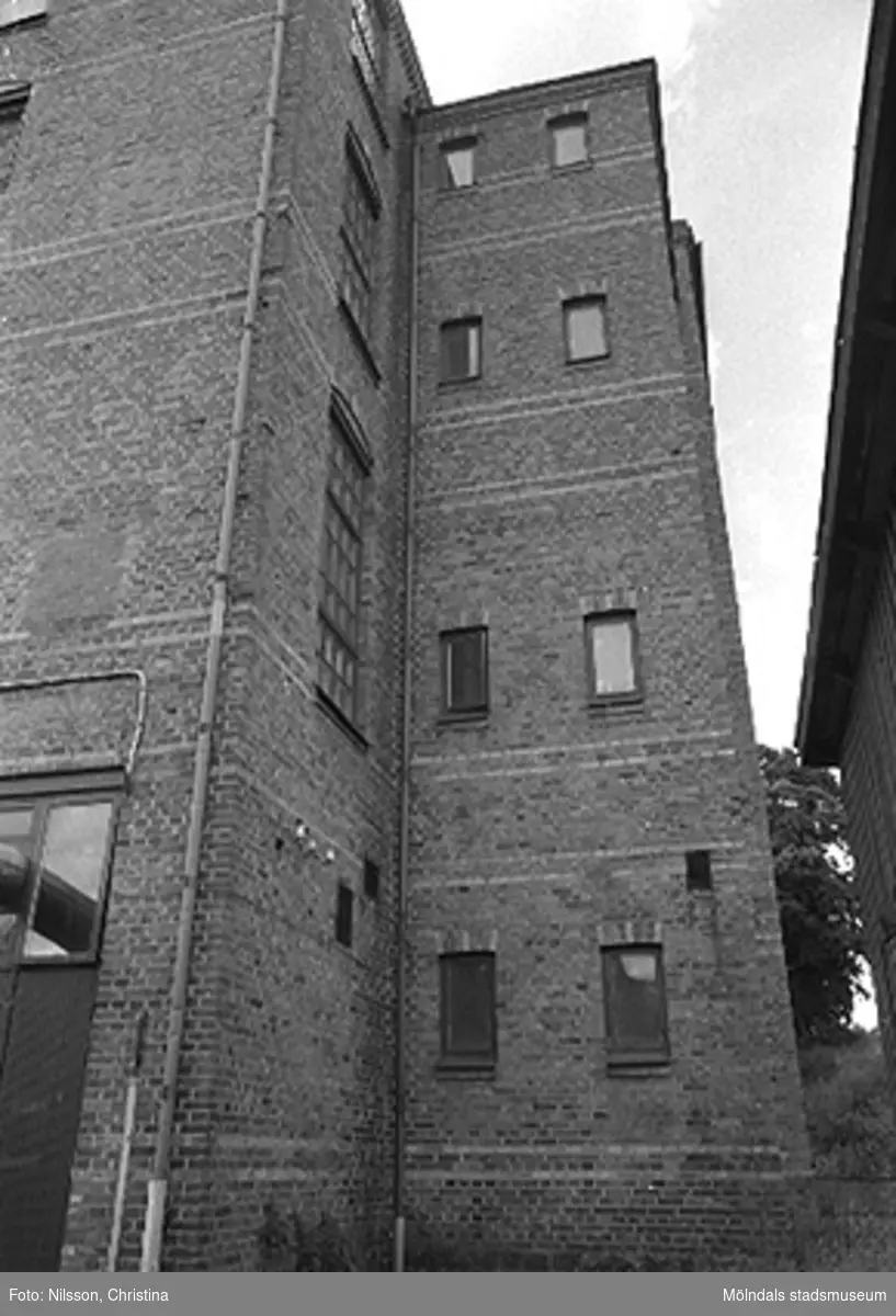 Werners fabriker i Annestorp, Lindome, hösten 1994. Byggnadsdetaljer: Fönster.