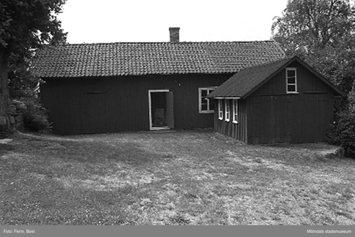 Snickarbod och byggnad för kaffeservering. Hembygdsgården/Börjesgården i Hällesåker, Lindome 1992-06-29.