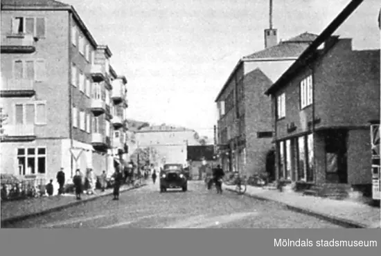 Frölundagatan (nuvarande Brogatan) österut, okänt årtal. Avfotograferad ur "Mölndal 1922 - 1947".