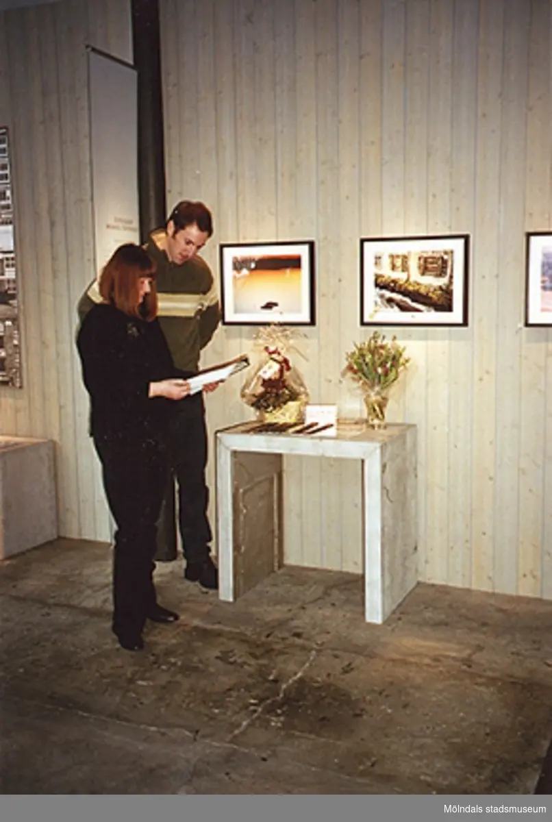 Invigning av fotograf Mikael Svenssons utställning "Reflektioner längs Mölndalsån" på Mölndals museum (senare: Mölndals stadsmuseum) den 21:e jan. 2006. Till vänster museichef Mari-Louise Olsson samt Mikael Svensson.