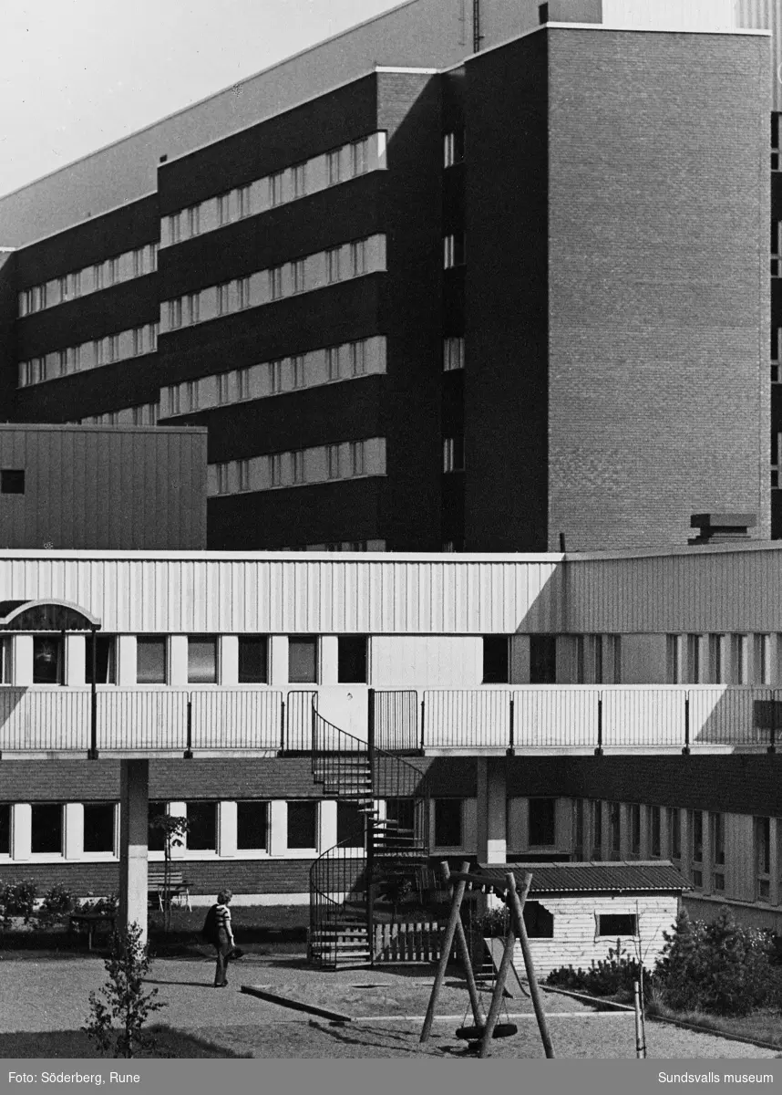 Detaljvy av länssjukhuset i Sundsvall. Uppfört 1975.