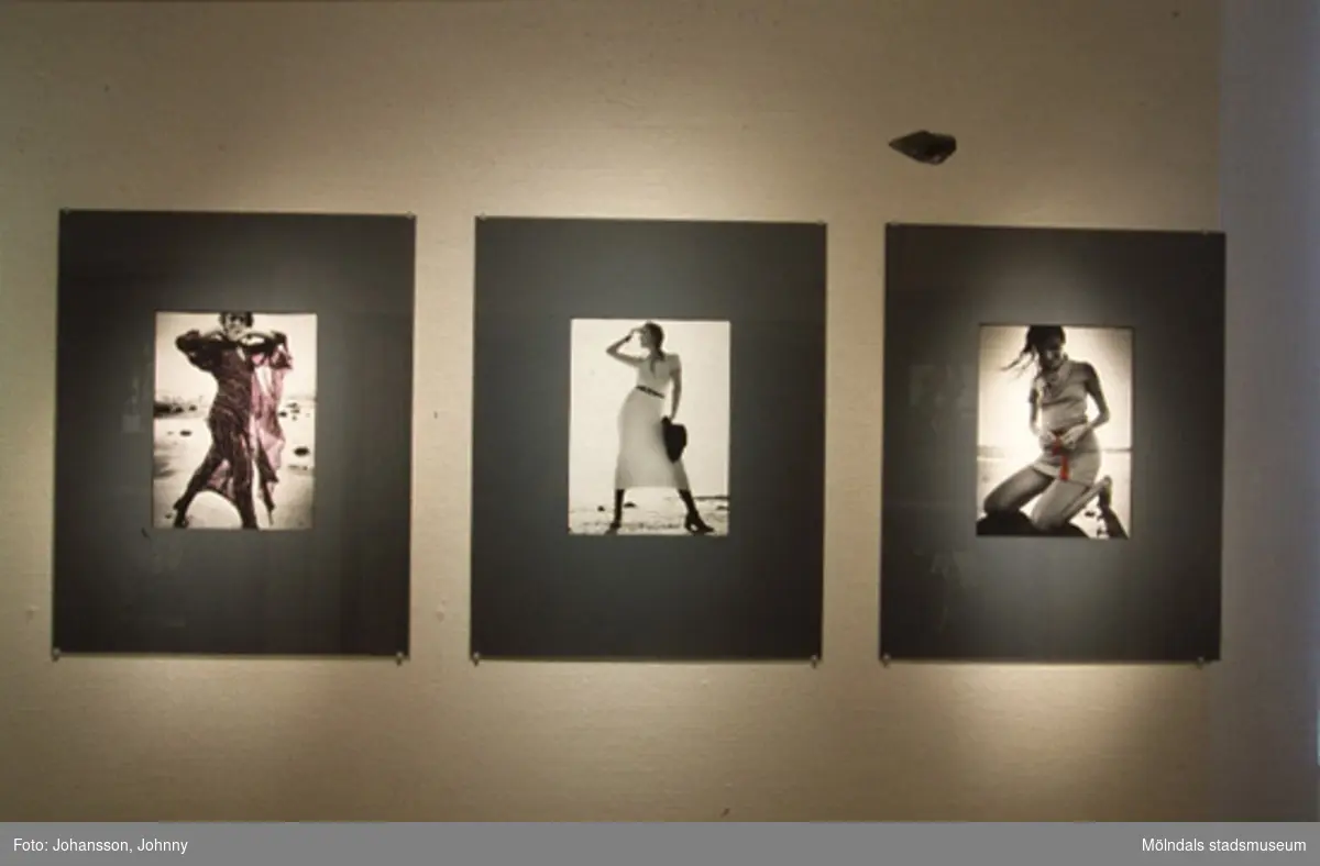 Fotografen Johnny Johanssons utställning "Modebilder från två decennier 1967 - 1987" på Mölndals museum, N. Forsåkersgatan 19 i Kvarnbyn, år 1998.