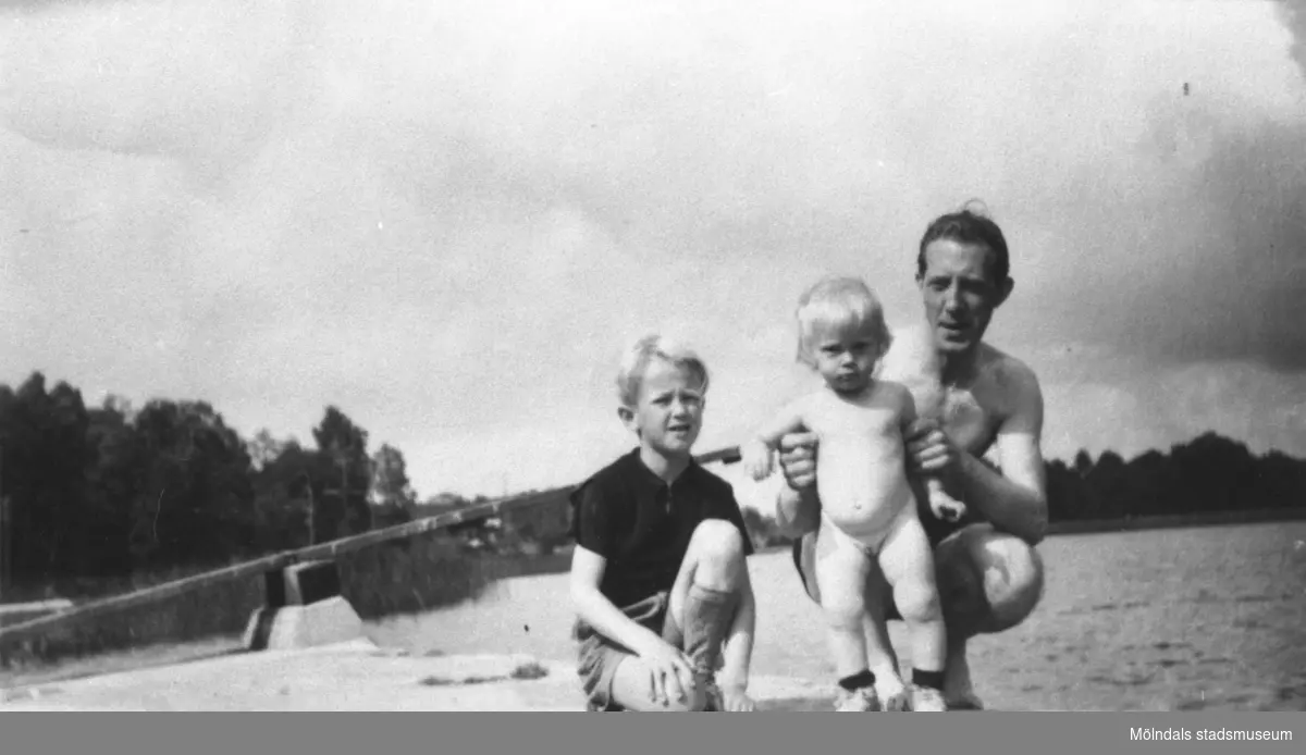En okänd pojke, Eva Pettersson (gift Kempe) med fadern Bror Pettersson vid Tulebosjön, okänt årtal.