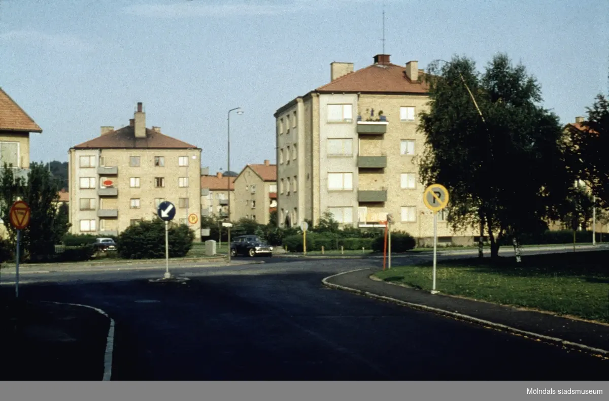 Vy från Häradsgatan mot bebyggelse vid Växthusgatan i Mölndal, 1970-tal.