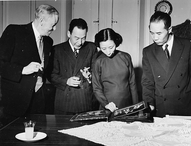 Från vänster f.d. byråsekreteraren Olav Olsen tillsammans med
kinesiske ministern och hans maka.